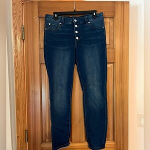 Tahari brand jeans , soft denim with a stretch. Cute button detail! Size 10/30